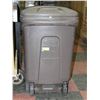 Image 1 : RUBBERMADE TRASH CAN IN WHEELS WITH LID