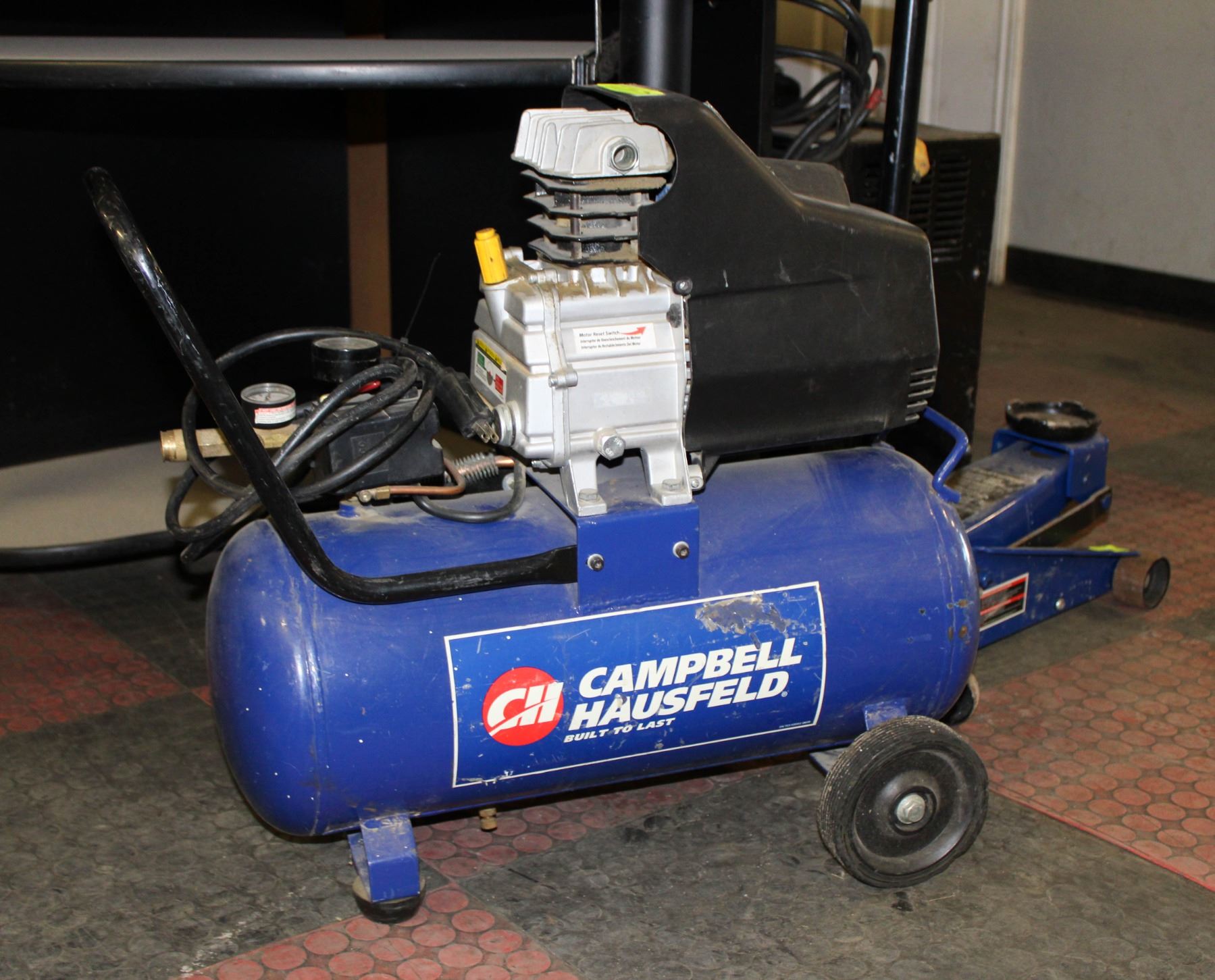 CAMPBELL HAUSFELD 8 GALLON AIR COMPRESSOR