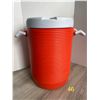 Image 2 : Rubbermaid 5 gallon cooler - model 1685