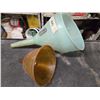 Image 3 : 2-SHOP FUNNELS/VINTAGE OIL CAN