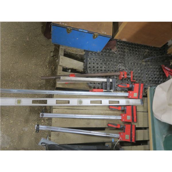 7 clamps and a level, Includes pair of Bessey 24" clamps