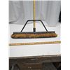 Image 2 : 24" Push Broom