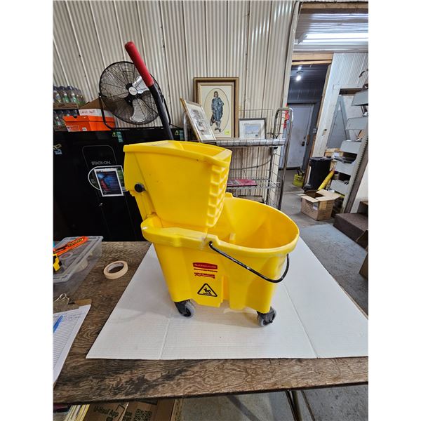 Rubbermaid WaveBreak Mop Bucket