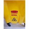 Image 2 : Rubbermaid WaveBreak Mop Bucket