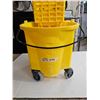 Image 3 : Rubbermaid WaveBreak Mop Bucket