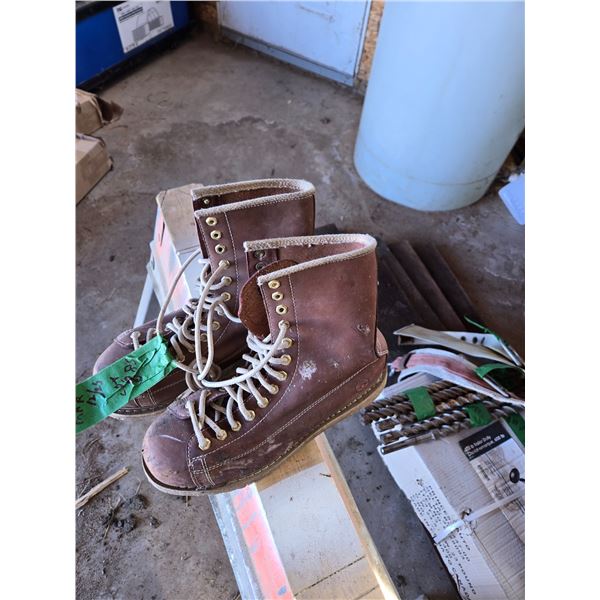 size 10.5 steel toed work boots