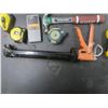 Image 5 : caulking gun, hammer, measuring tapes, laser level, stud finder