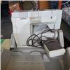 Image 2 : BERNIA SEWING MACHINE