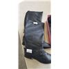 Image 2 : 2 NEW LADIES BOOTS SIZE 10 AND SIZE 4