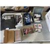 Image 1 : LOT OF HOCKEY AND BASEBALL TRADING CARDS