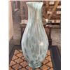 Image 2 : 24" TALL GLASS VASE AND MAT