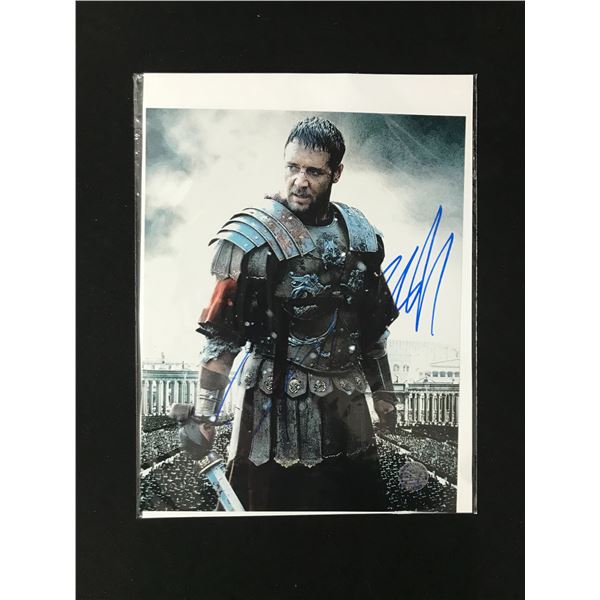 RUSSELL CROWE SIGNED "GLADIATOR" 8X10 PHOTO (SUPER STAR COA)