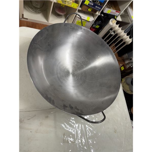 Large wok