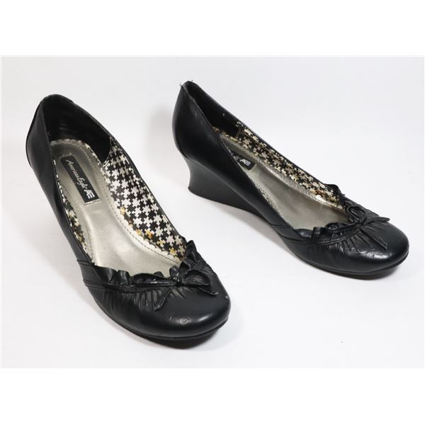 WOMENS SIZE 7 AMERICAN EAGLE SHOES