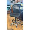 Image 2 : PAIR OF BLACK MESH BACK GAS LIFT OFFICE CHAIRS