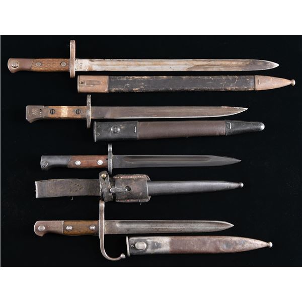 GROUP OF 4 VINTAGE MILITARY BAYONETS.