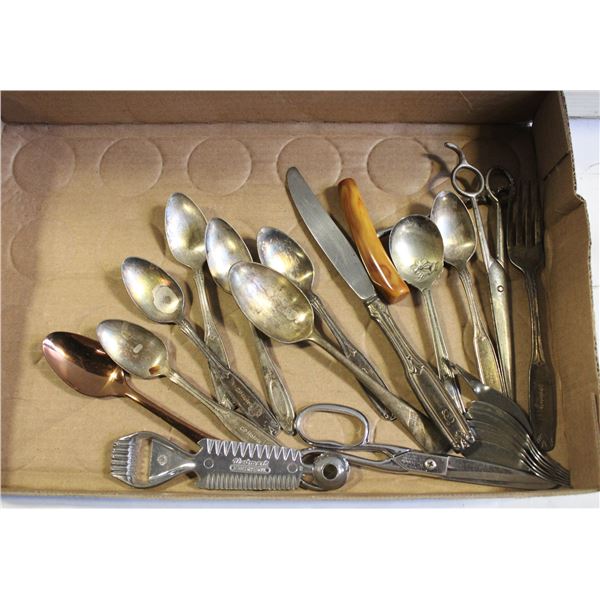 FLAT OF VINTAGE CUTLERY & SCISSORSÿ