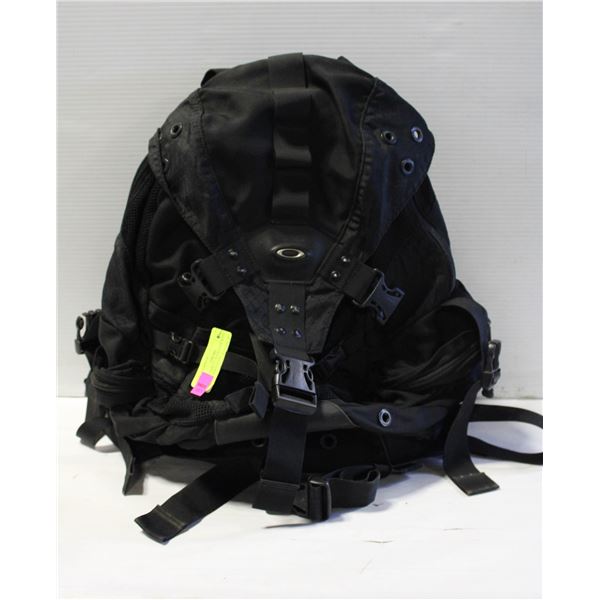 BLACK OAKLEY BACKPACK WITH SHOULDER STRAPS
