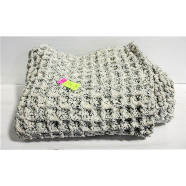 CHUNKY KNIT BLANKET APROX 60X35 INCH