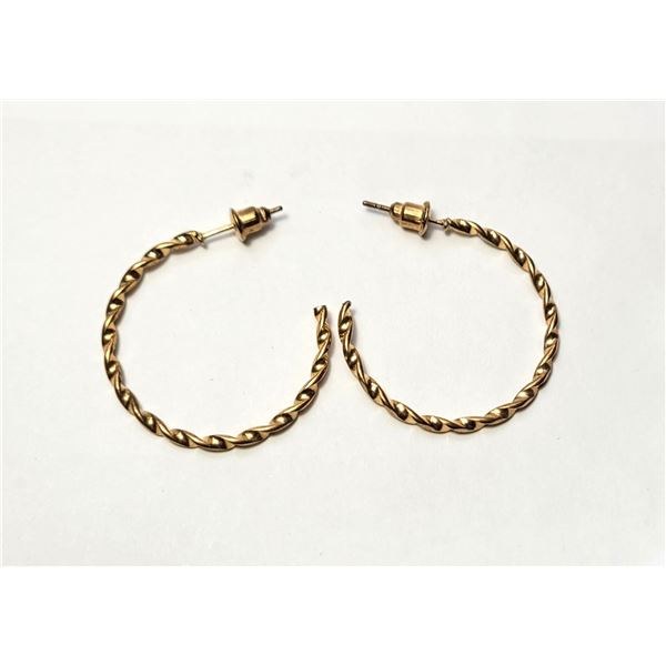 16)  GOLD TONE TWISTED ROPE DESIGN PIERCED