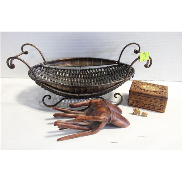 METAL CENTERPIECE ACCENT WITH