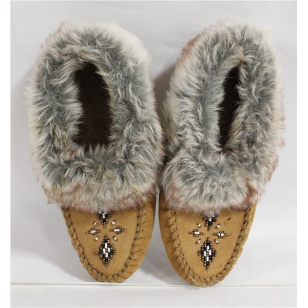 PAIR OF MOCCASINS SIZE 7