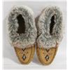 Image 1 : PAIR OF MOCCASINS SIZE 7