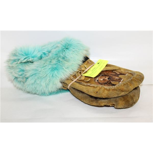 VINTAGE SIZE 8 NATIVE HIDE FUR TRIM MOCASSINS