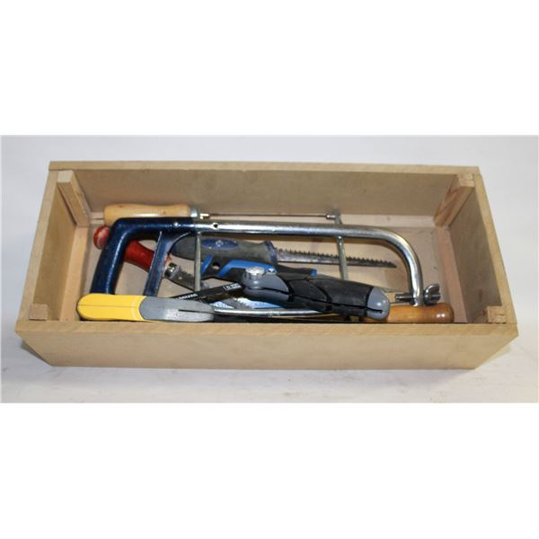 WOOD BOX WITH ASSORTMENT OF SAWS INCL.