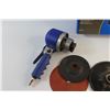 Image 3 : Power Fist 6'' Dual Action Orbital Air Sander and Sanding Discs - As Is