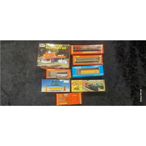 Lot of 8 train pieces