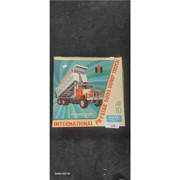 Vintage 300 piece 1:25 scale Paystar 5000 dumptruck by ERTL