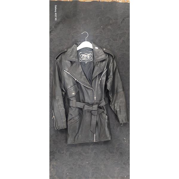 Medium size women's vintage genuine leather jacket