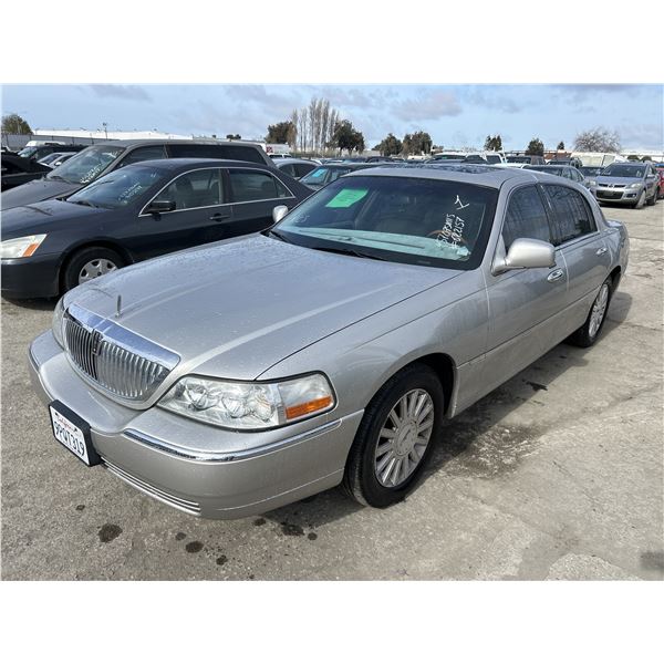 2004 Lincoln Town Car
