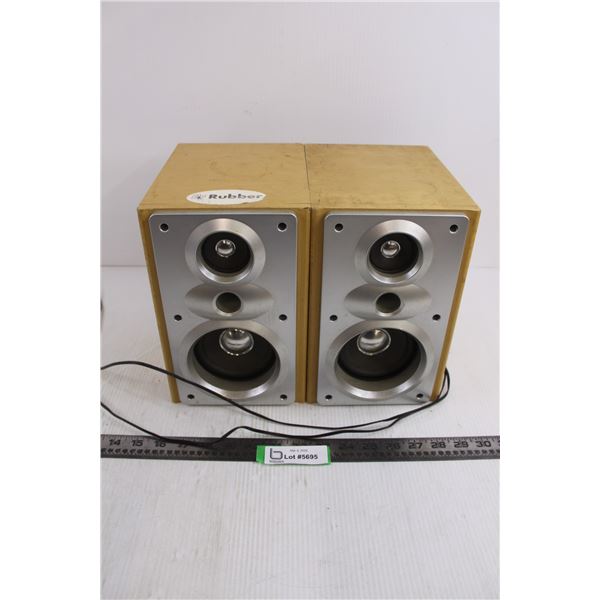 Pair of Bookshelf Speakers 10" x 9" x 6" - Untested - As is