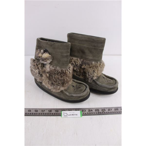 Manitobah Pair of Mukluks - 9.5" Sole