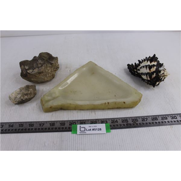 Table Decor (Marble Dish, Seashell, Rocks)