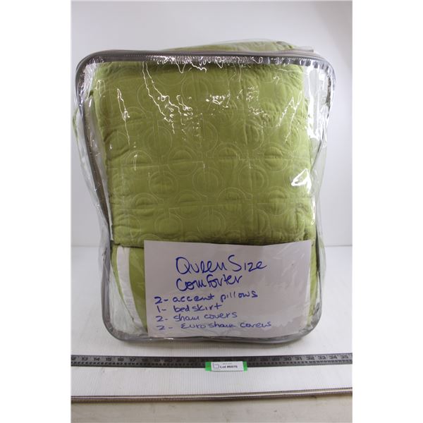 Queen Size Comforter Set in See-Thru Storage Tote 24" x 15" x 19" Approx
