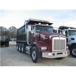 2000 KENWORTH T-800 TRI-AXLE DUMP