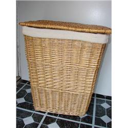 Hamper-Natural wicker w/linen lining