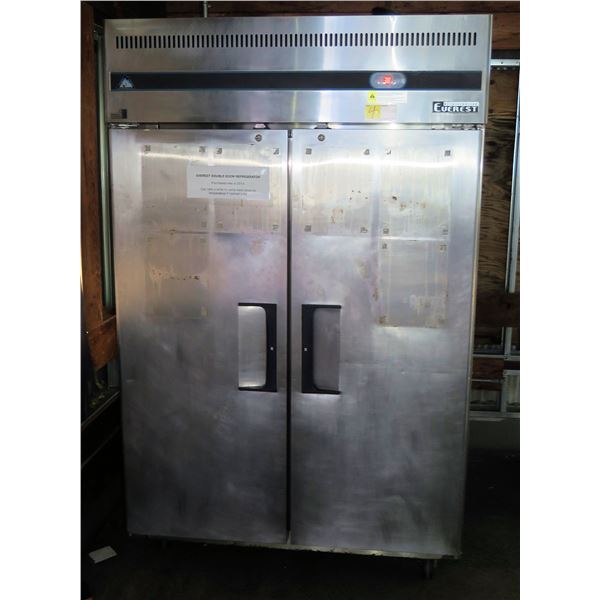 Everest Refrigeration ESR2 Double Door Refrigerator w/ Inside Racks