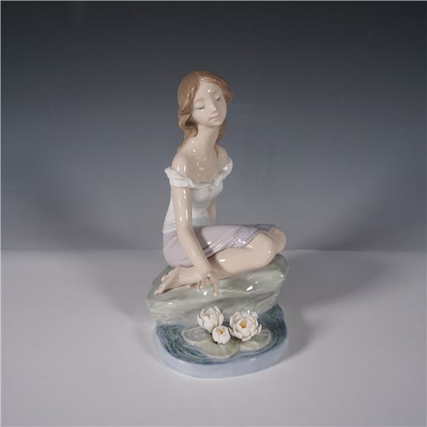 Lladro Porcelain Figurine, Reflections of Helena 1007706