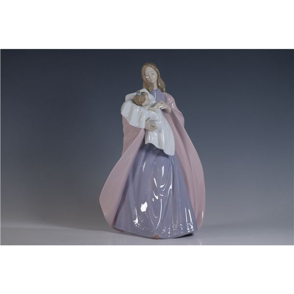 Nao by Lladro Figurine, A Mothers Touch 1300