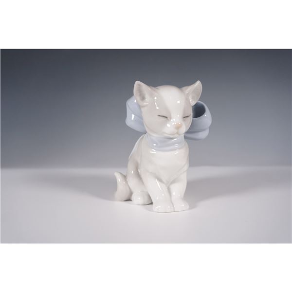 Nao by Lladro Figurine, Kitty Present 01348