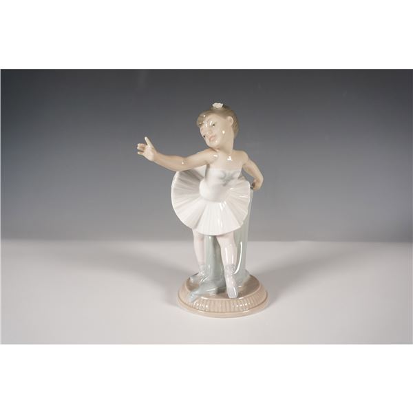 Nao by Lladro Porcelain Figurine, "My First Bow" 1150