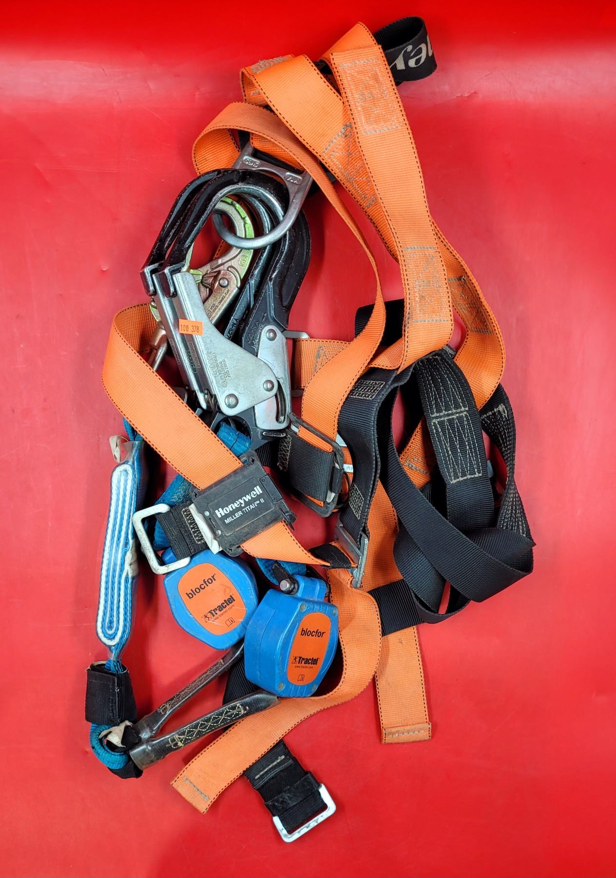 TITAN HARNESS W/SHOULDERPAD