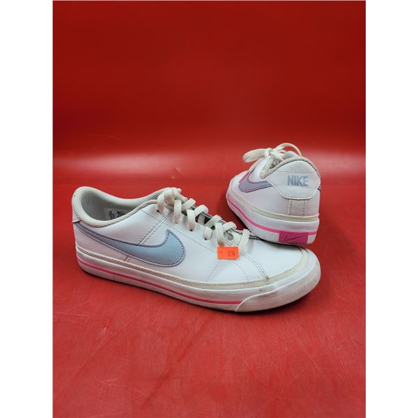 Women's Nike Court Legacy Shoe's
