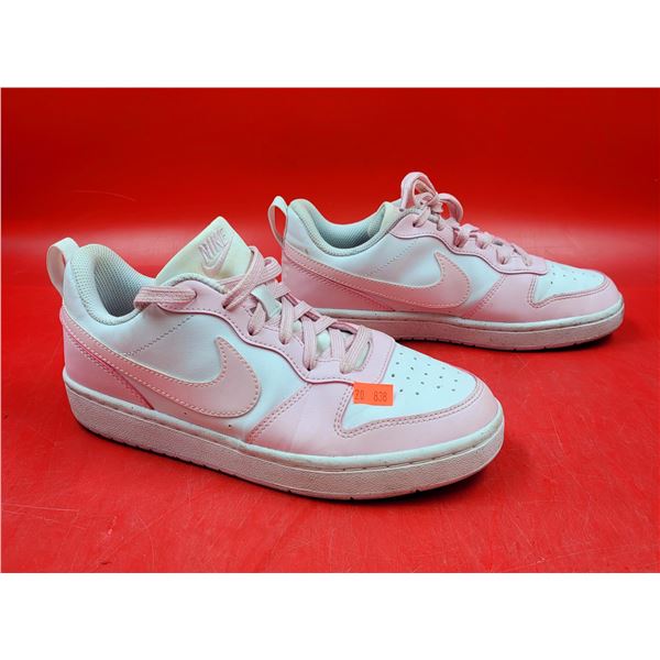 Women's Pink Nike Low Sneakers