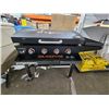 Image 2 : Blackstone 36-Inch Griddle With Hood And Front Accessory Shelf