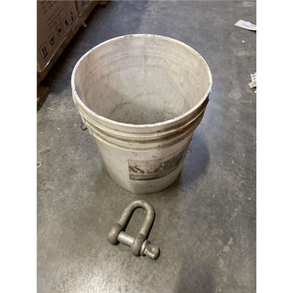 BUCKET OF 14 SHACKLES